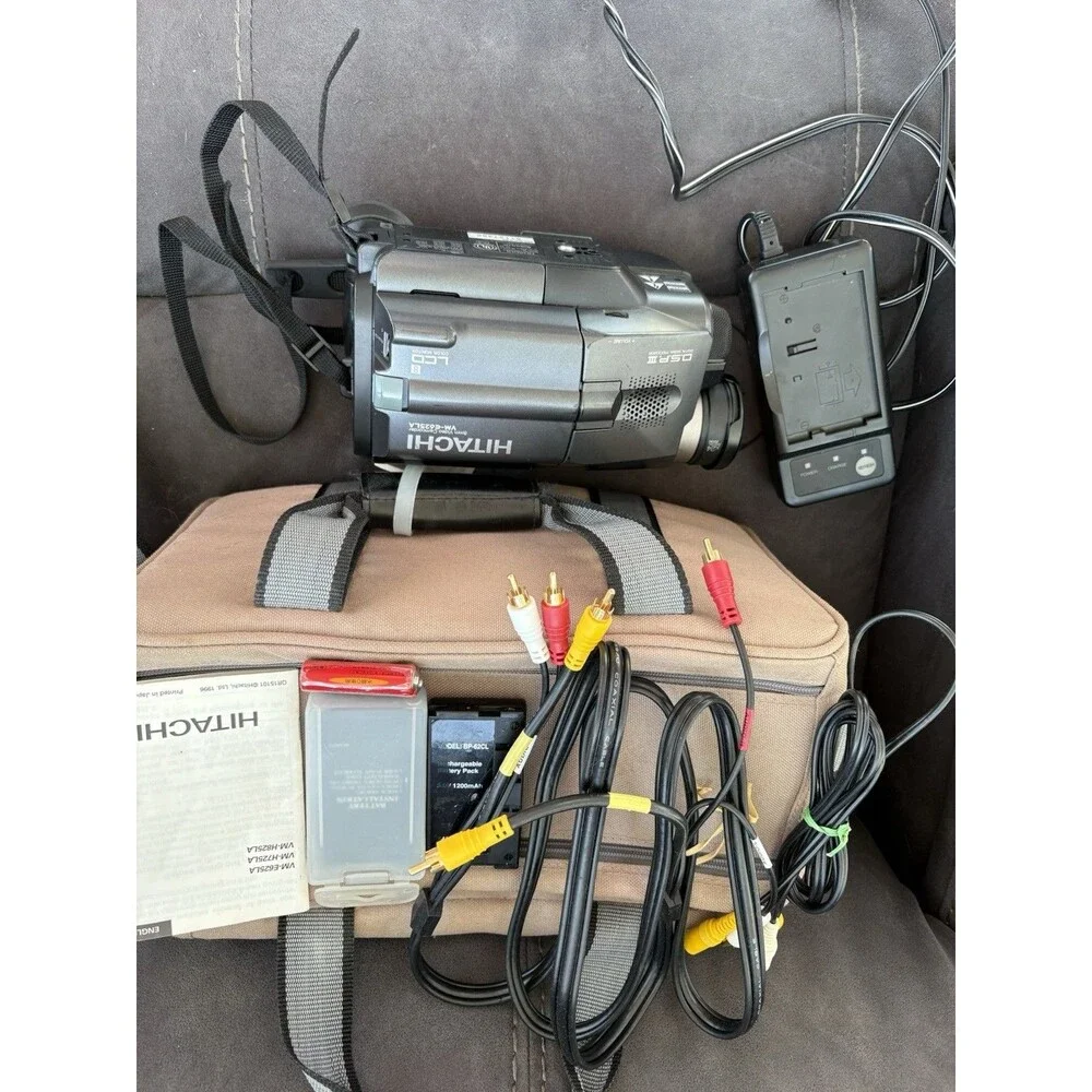 Hitachi VM-E625LA 8mm Video Camcorder Camescope 24x Zoom Color LCDScreen Bundle